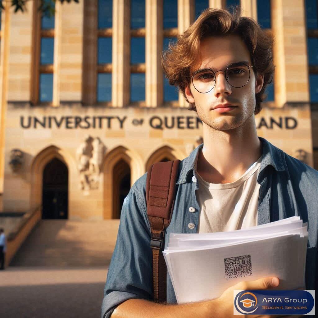 دانشجوی ایرانی مقابل ساختمان سنگی Great Court دانشگاه کوئینزلند با تابلو University of Queensland»