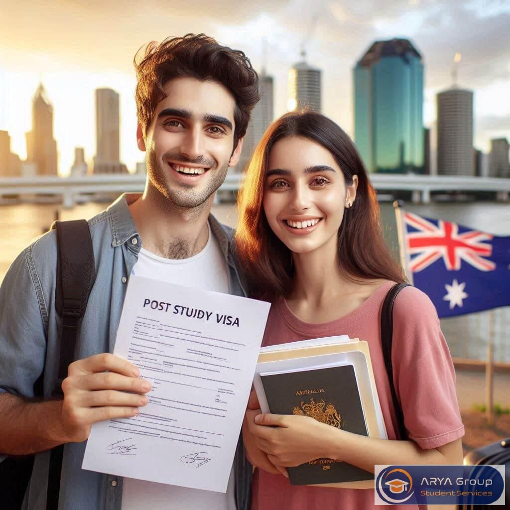 زوج جوان ایرانی هیجان‌زده در مقابل آسمان‌خراش‌های بریزبن با برگه Post Study Visa و پرچم استرالیا