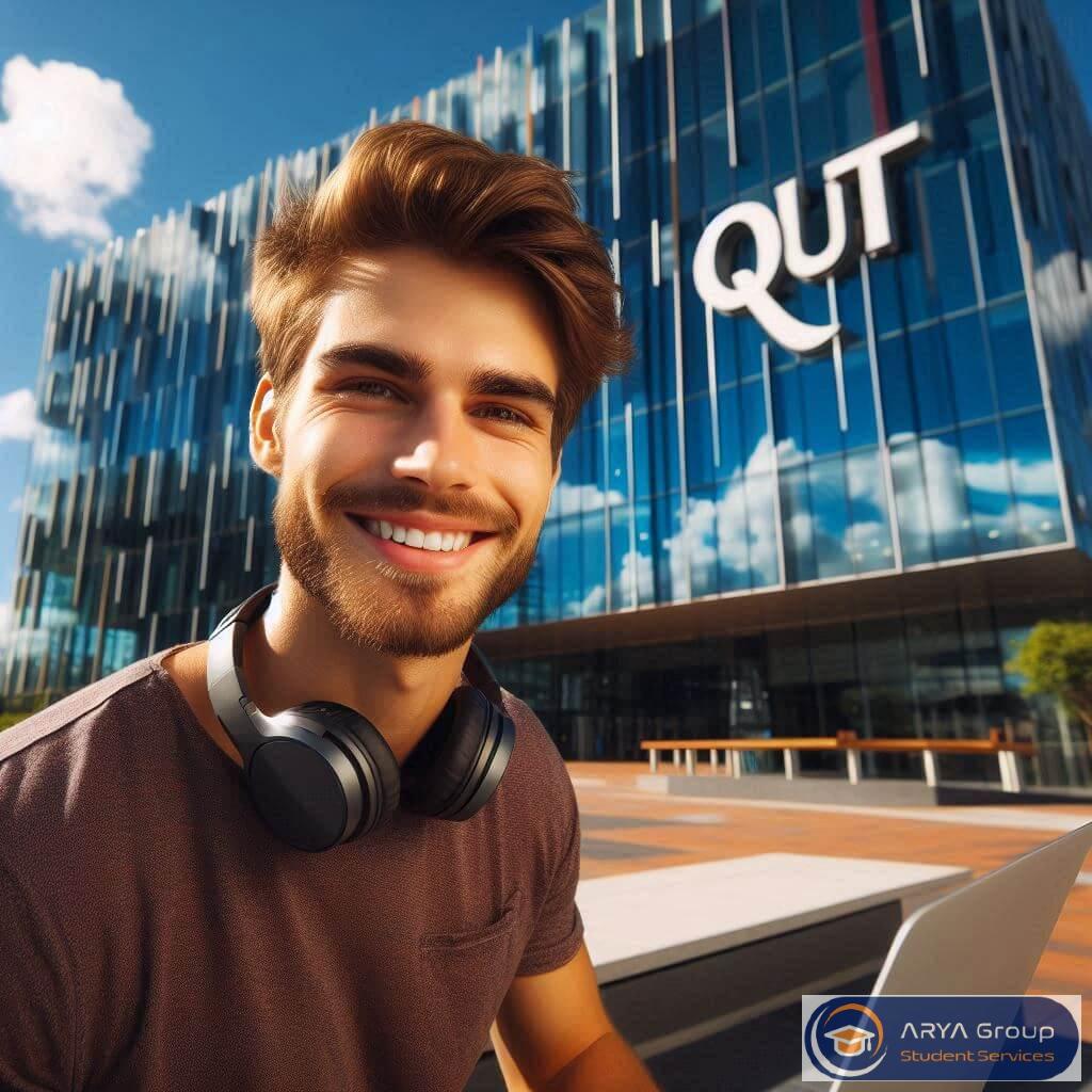 نمای مدرن ساختمان شیشه‌ای دانشگاه QUT در بریزبن با دانشجوی ایرانی و تابلو QUT