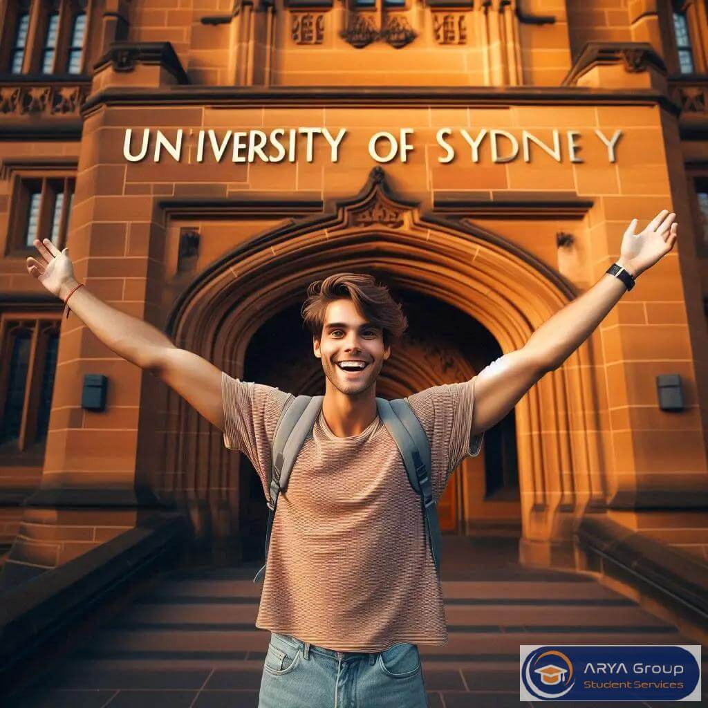 دانشجو با هیجان در برابر ساختمان سنگی و تابلوی University of Sydney دستانش را باز کرده است