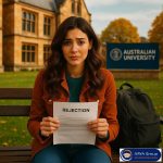 دانشجو نشسته بر نیمکت جلوی دانشگاه استرالیا در حالتی که با ناراجتی نامه ریجکتی دانشگاه استرالیا را در دست دارد